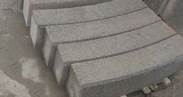 新疆芝麻白弧形路牙石