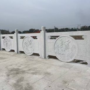 新疆芝麻白河道栏杆 石材栏杆