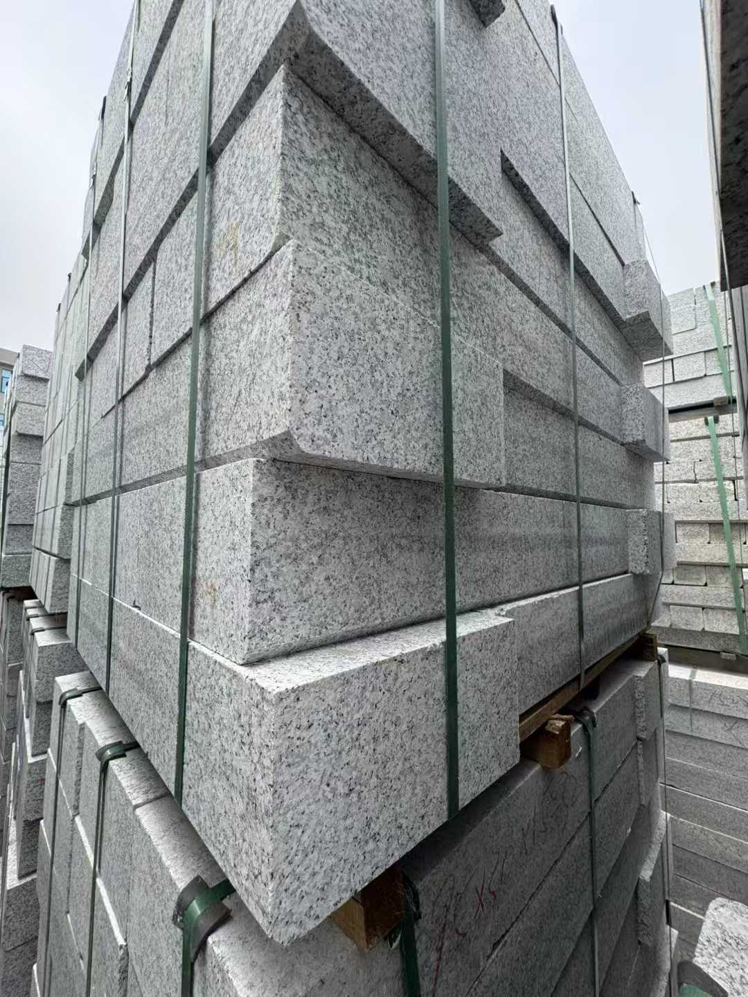 新疆芝麻白路牙石 马路牙子