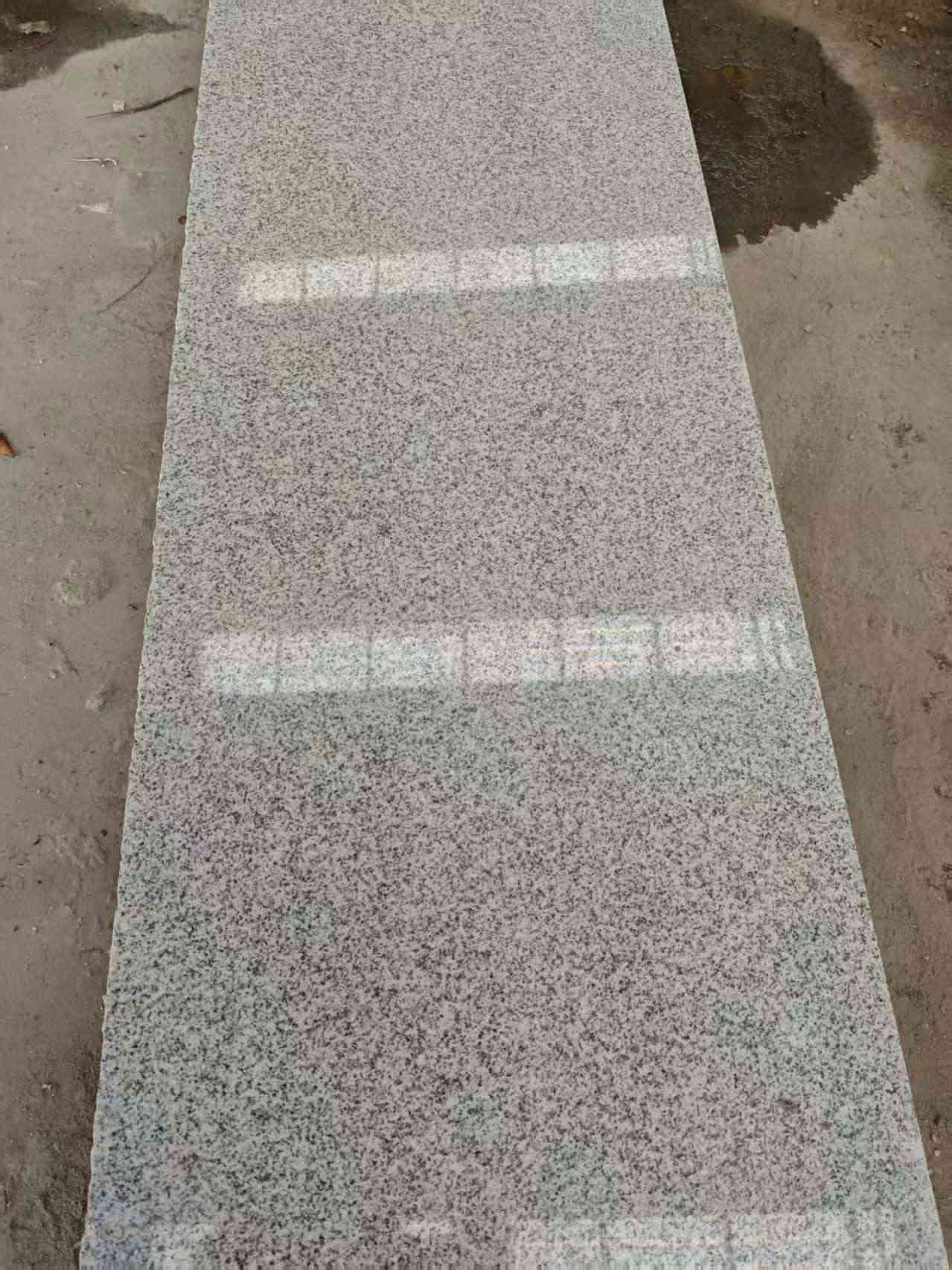 新疆芝麻白光面毛板